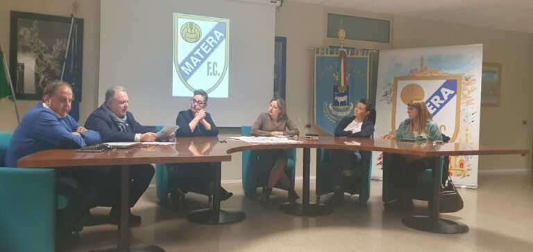 Matera, presentata la maglia contro la violenza
