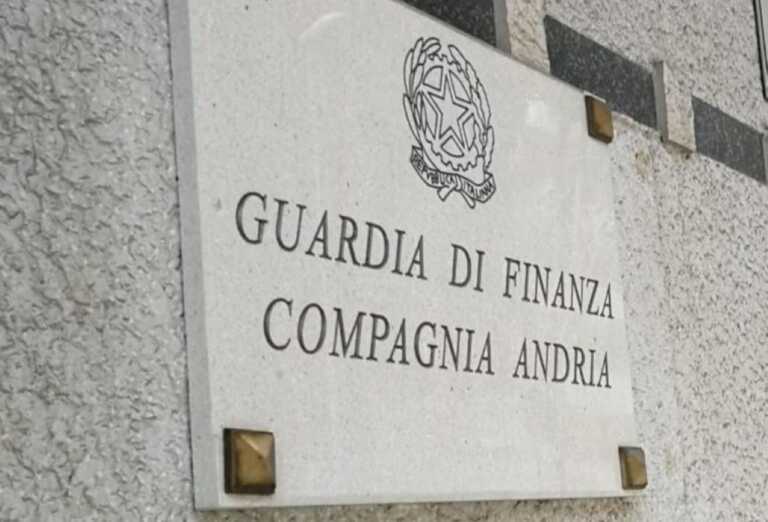 Andria, capi di abbigliamento contraffatti venduti su internet: denunciato un commerciante