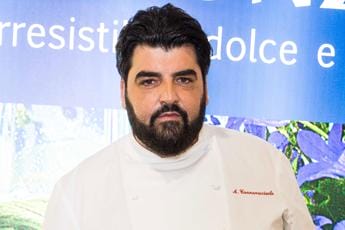 Guida Michelin Italia 2023, Cannavacciuolo conquista terza stella