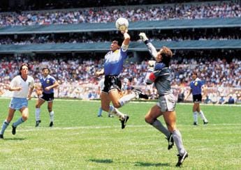 Galleria foto 'Il pallone della ‘mano di Dio’ di Maradona venduto all’asta a Londra per 2,4 mln di euro' - foto 1