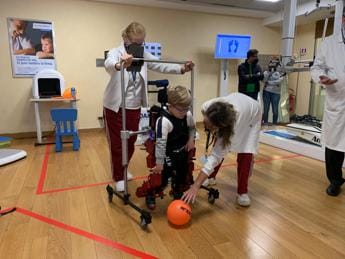 Galleria foto 'In Italia primo esoscheletro robot per bimbi' - foto 1
