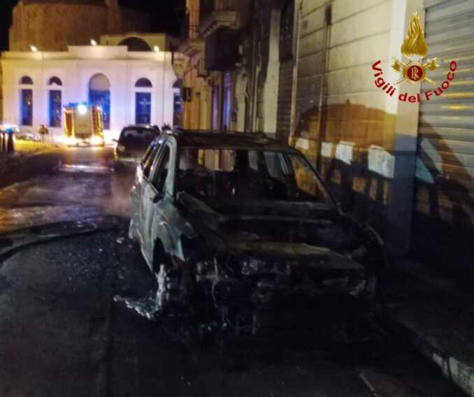 Galleria foto 'Gallipoli, in fiamme l’auto di un consigliere comunale. Al Canneto bruciano due barche' - foto 2