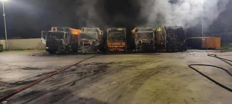 Galleria foto 'Casarano, fiamme nella notte: distrutte auto in una concessionaria e mezzi per la raccolta rifiuti' - foto 1