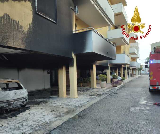 Paura all’alba a Campi Salentina: a fuoco un’auto, evacuato uno stabile di 3 piani