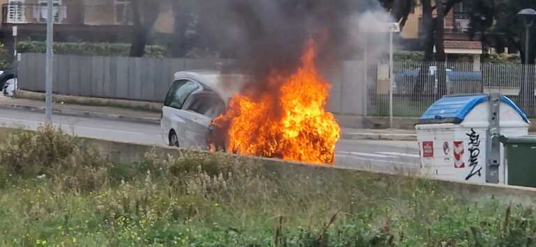 Galleria foto 'Bari, carro funebre in fiamme in via Papalia – VIDEO' - foto 1