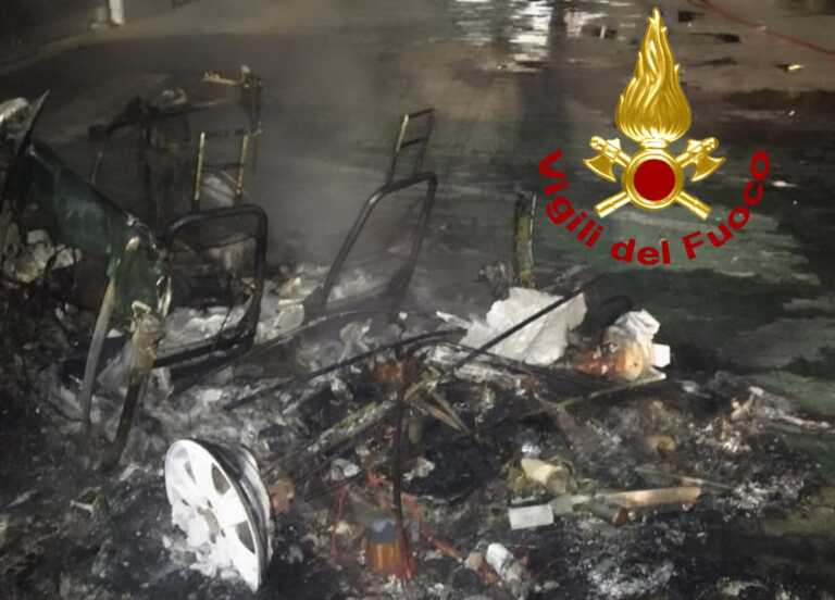 Cavallino, in fiamme 16 auto parcheggiate in una concessionaria