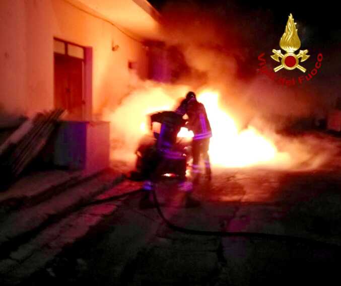 Notte di fuoco in Salento: due auto in fiamme a Lecce. Incendi anche a Casarano e Lizzanello