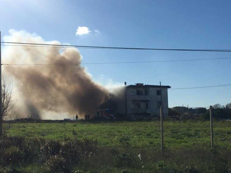 Bari, incendio nella zona del Trullo: intervengono vigili del fuoco e Polizia locale