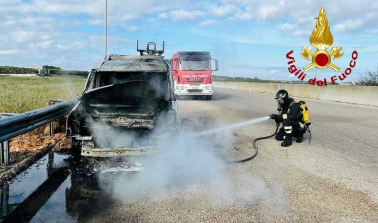 Lecce, furgoncino in fiamme sulla tangenziale Est: intervengono i vigili del fuoco