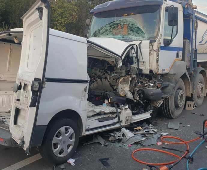 Scontro frontale tra un furgone e un camion nel Foggiano: morti 3 operai