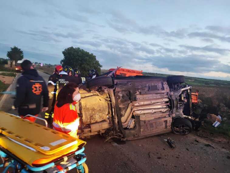 Galleria foto 'Con l’auto contro un furgone rubato fermo sul ciglio della strada: gravi due militari in Salento' - foto 1
