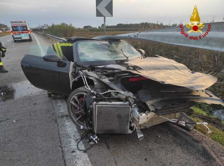 Galleria foto 'Si schianta con la Porsche contro il guard rail: conducente in ospedale' - foto 1
