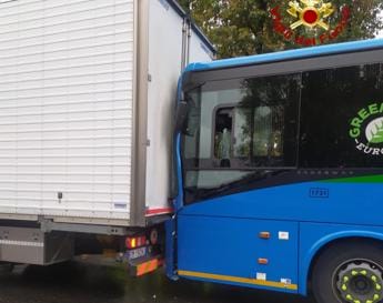 Galleria foto 'Incidenti, bus con 20 persone a bordo tampona un camion a Milano' - foto 1