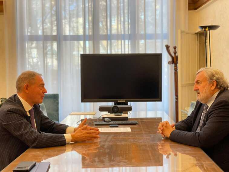 Ex Ilva, Emiliano incontra Urso: «Siamo sull’orlo di una situazione di enorme difficoltà» – VIDEO