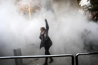Galleria foto 'Iran, polizia spara in stazione metro Teheran e picchia le donne' - foto 1