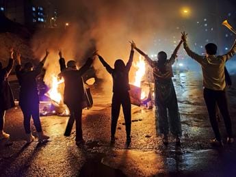Galleria foto 'Iran, proteste nelle città: violente repressioni e diversi morti' - foto 1