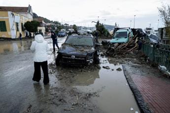 Galleria foto 'Ischia, soccorritori impegnati tutta la notte: si cercano i dispersi' - foto 1