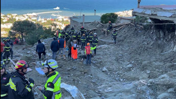 Galleria foto 'Ischia, Vigili del fuoco al lavoro anche stanotte per cercare i dispersi' - foto 1