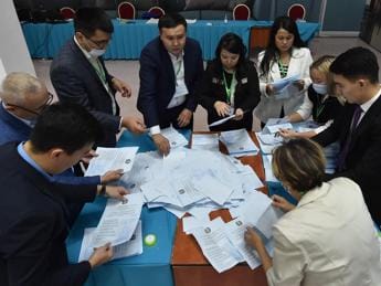 Galleria foto 'Kazakistan, exit poll: Tokayev rieletto presidente con 82,4% dei voti' - foto 1