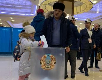 Galleria foto 'Kazakistan, seggi aperti per le presidenziali: 12 milioni al voto' - foto 1