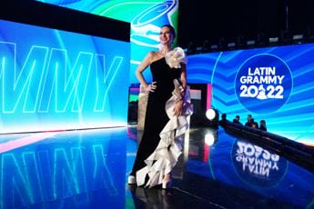 Galleria foto 'Laura Pausini, hamburger e telefonata a mamma per chiudere la Notte dei Latin Grammy' - foto 1