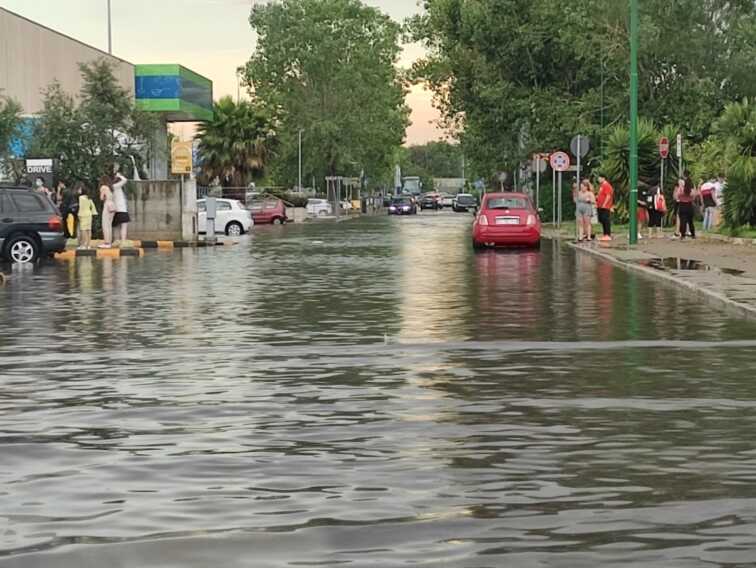 Galleria foto 'Grandine, neve, temporali: Lecce a rischio inondazioni' - foto 1