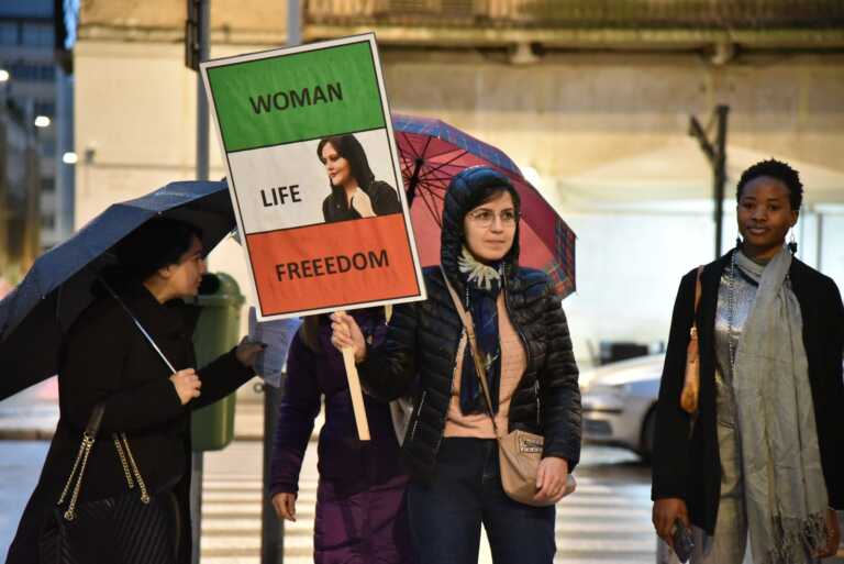 Galleria foto 'La comunità iraniana pugliese in piazza: «Stop alla relazioni con il regime» – VIDEO' - foto 1