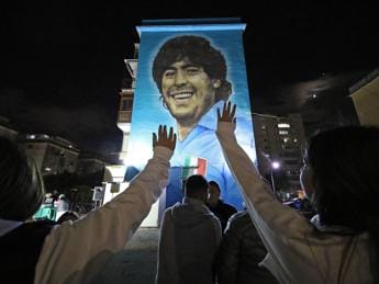 Galleria foto 'Maradona, tra fiaccolate e calcetto Napoli lo ricorda a 2 anni dalla morte' - foto 1
