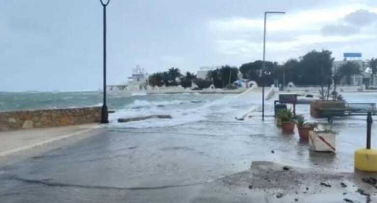 Galleria foto 'Maltempo, raffiche di vento e mareggiate in Salento. A Taranto chiusi i parchi – VIDEO' - foto 1