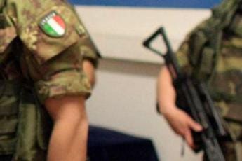 Galleria foto 'Migranti, generale Li Gobbi: “Attacchi Francia spropositati, restituisco medaglia”' - foto 1