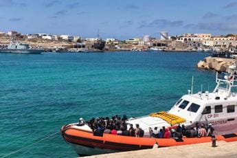 Galleria foto 'Migranti, hot spot Lampedusa al collasso' - foto 1