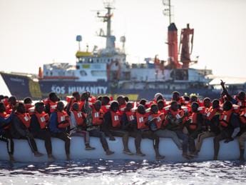 Galleria foto 'Migranti, Humanity 1 e Geo Barents “in acque italiane con ok autorità”' - foto 1