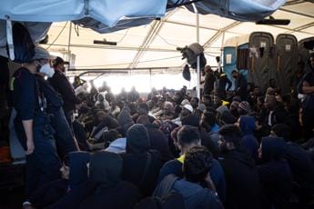 Galleria foto 'Migranti, mons. Perego (Cei): “Sbarco selettivo attacco a democrazia, soccorrere tutti”' - foto 1