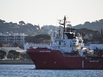 Galleria foto 'Migranti, Ocean Viking è arrivata a Tolone' - foto 1