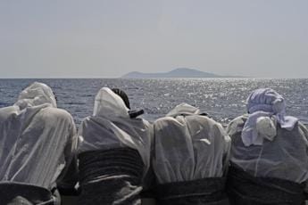 Galleria foto 'Migranti, Piantedosi: “Nave con rivolta a bordo verso Siracusa”' - foto 1