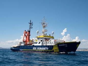Galleria foto 'Migranti: richiesta asilo Humanity 1, ricorso fatto a bordo nave ma in acque italiane' - foto 1