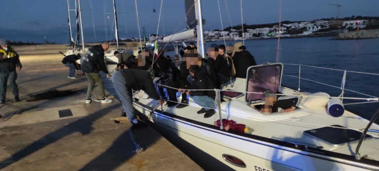 Leuca, sbarcano 102 migranti: c’è anche un 46enne morto