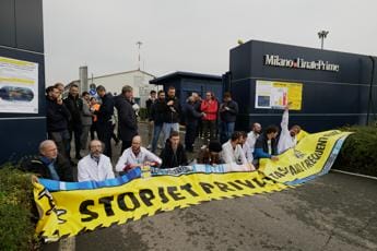 Galleria foto 'Milano, ambientalisti bloccano l’aeroporto di Linate contro i jet privati' - foto 1