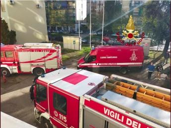Galleria foto 'Milano, incendio in istituto Galilei: evacuati studenti e personale' - foto 1