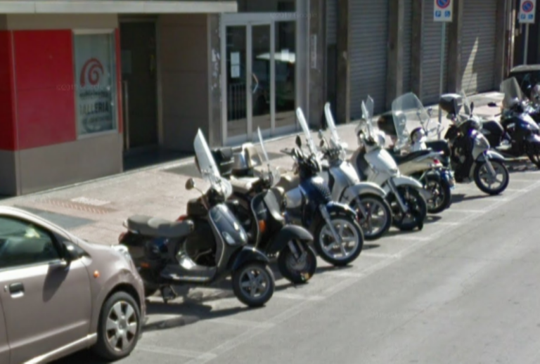 Motorini nelle strisce blu? Troppi scooter e pochi stalli a Bari