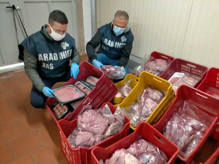 Controlli dei Nas nel Barese: sequestrate oltre 2,5 tonnellate di alimenti – VIDEO