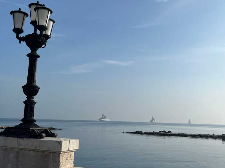 Navi militari al largo di Bari: il capoluogo si prepara a dare il benvenuto a Mattarella – FOTO