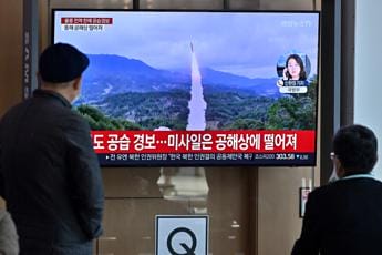 Galleria foto 'Nord Corea, Seul denuncia lancio 10 missili: “Mai arrivati così vicini”' - foto 1