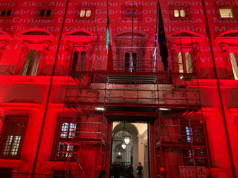 Galleria foto 'P.Chigi si illumina di rosso: sulla facciata i nomi delle donne vittime di femminicidio' - foto 1