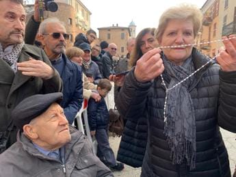 Galleria foto 'Papa in visita nell’Astigiano, la cugina Nella: “Gli ho detto che gli voglio tanto bene”' - foto 1