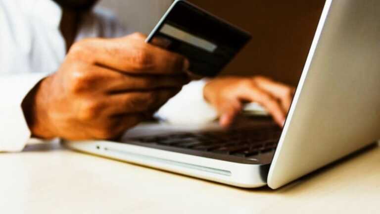 Cyber monday: acquisti sul web per un cittadino su due. Sale a 360 milioni la spesa “scontata”