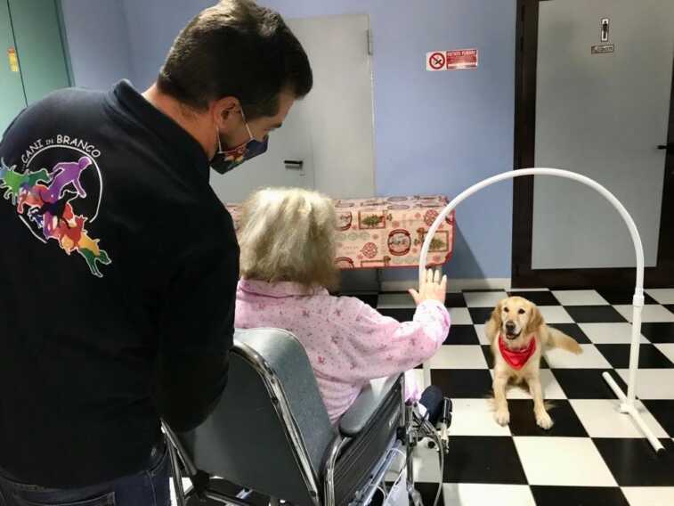 La pet therapy nella Rsa a Taranto: «Un dono per i nostri ospiti»