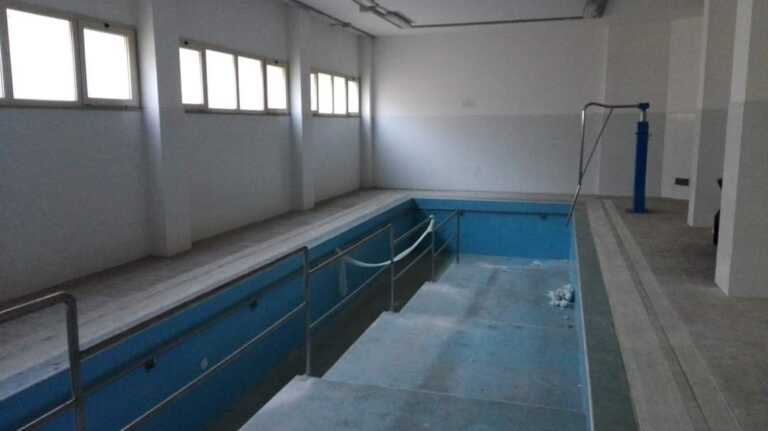 Bari, quella piscina abbandonata nel Policlinico: realizzata vent’anni fa, non è mai entrata in funzione