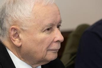 Galleria foto 'Polonia, “donne non fanno figli perché bevono”: bufera su Kaczynski' - foto 1