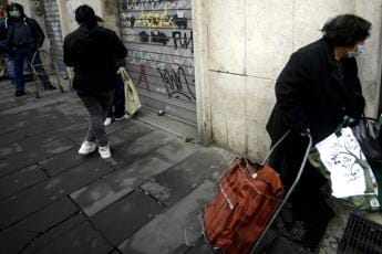 Galleria foto 'Povertà, Istat: in 2022 lieve calo diseguaglianze grazie a politiche famiglia' - foto 1